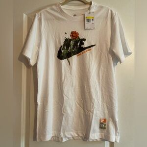 Nike Men’s Sportswear Tee size S